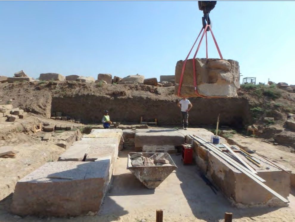 وضع كتل البوابة الضخمة باستخدام الونش بعد عمل ارضية خرسانية حديثة