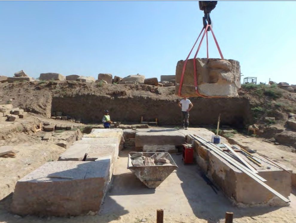 وضع كتل البوابة الضخمة باستخدام الونش بعد عمل ارضية خرسانية حديثة