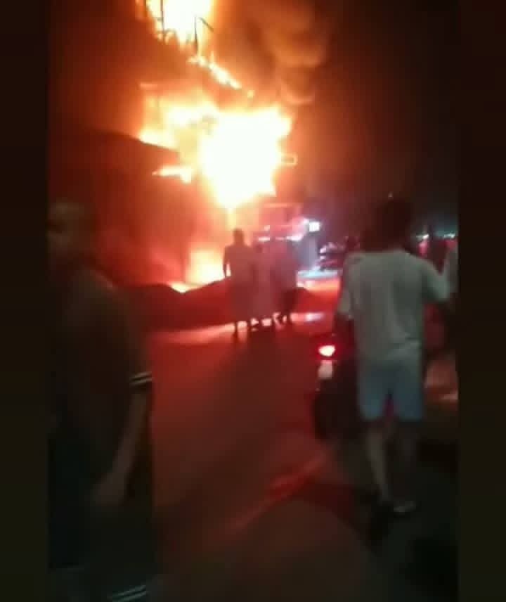 حريق العقار بالكامل