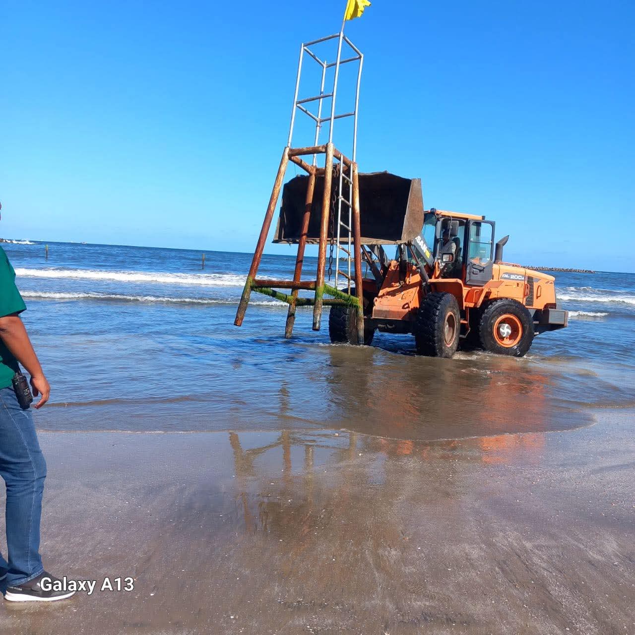 رفع معدات شواطئ رأس البر