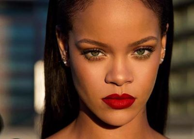 ريهانا بالروج الاحمر