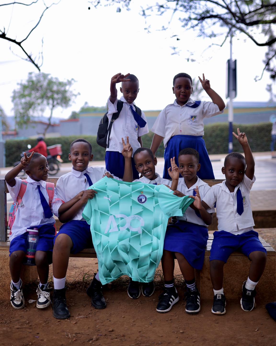 أطفال رواندا يحملون قميص بيراميدز