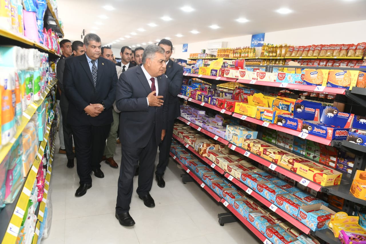 محافظ الدقهلية يفتتح هايبر ماركت بشارع عبد السلام عارف بالمنصورة ضمن مشروعات جهاز مستقبل مصر (6)
