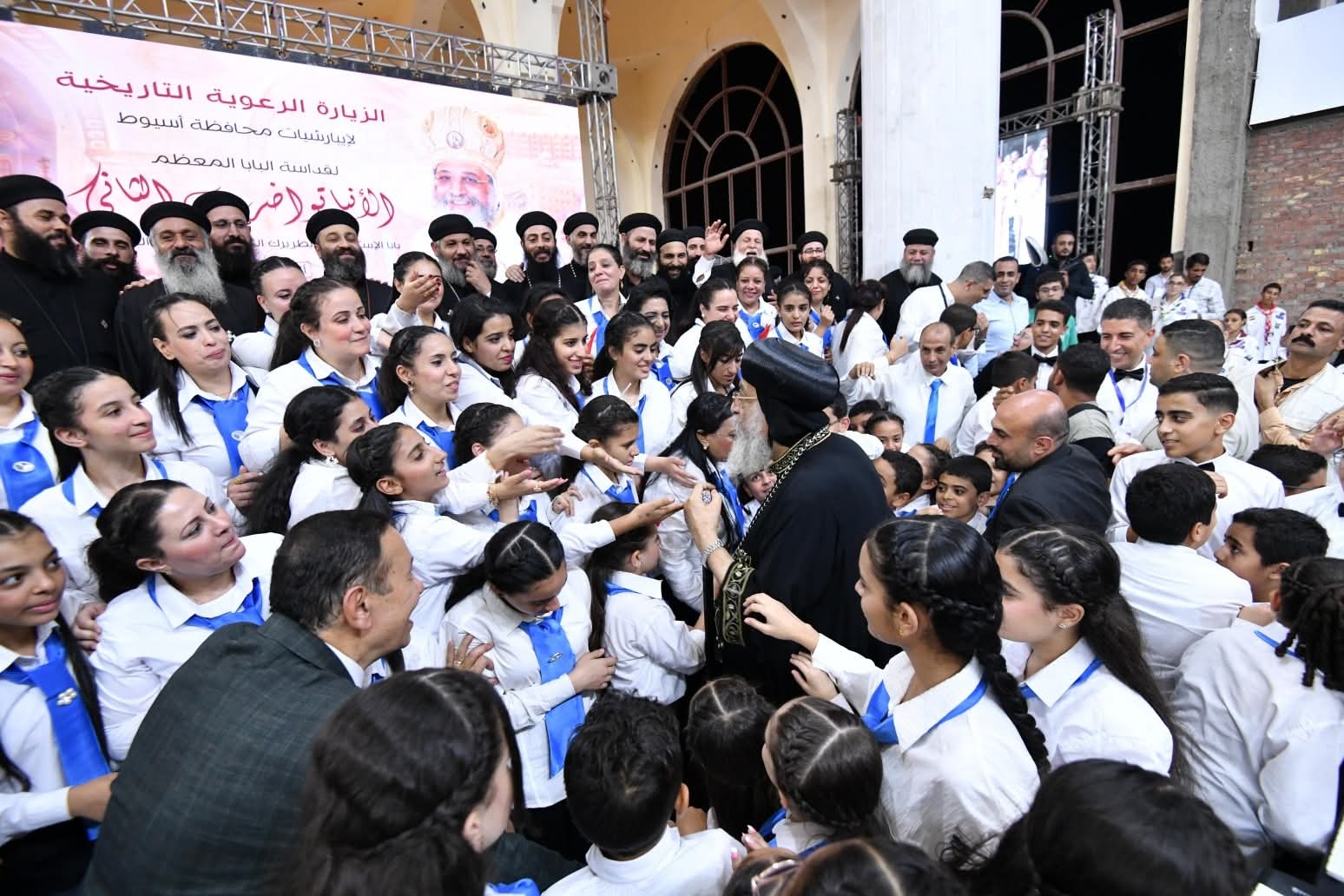 البابا تواضروس الثانى يزور إيبارشية ديروط وصنبو وسط استقبال حافل من الأقباط  (1)