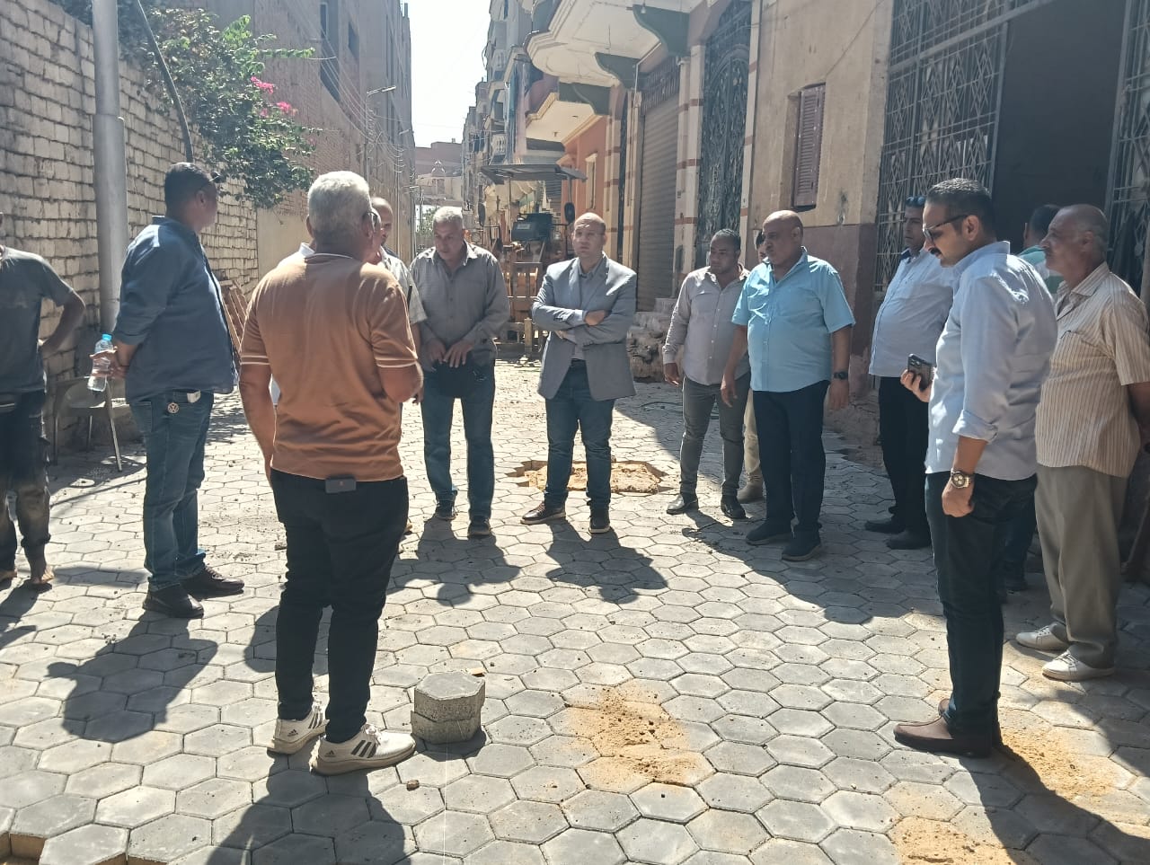 نائب محافظ الجيزة يتفقد مشروعات التطوير والرصف فى المنيرة وأوسيم (2)