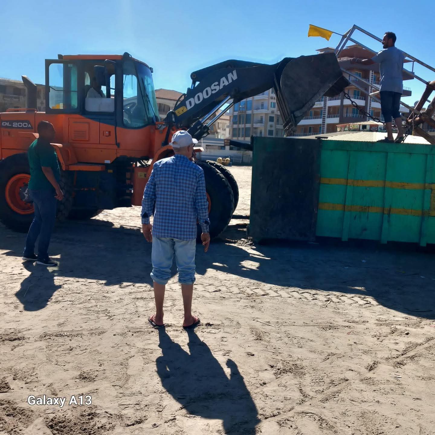 جانب من حملات رفع ابراج المراقبة بشواطئ رأس البر