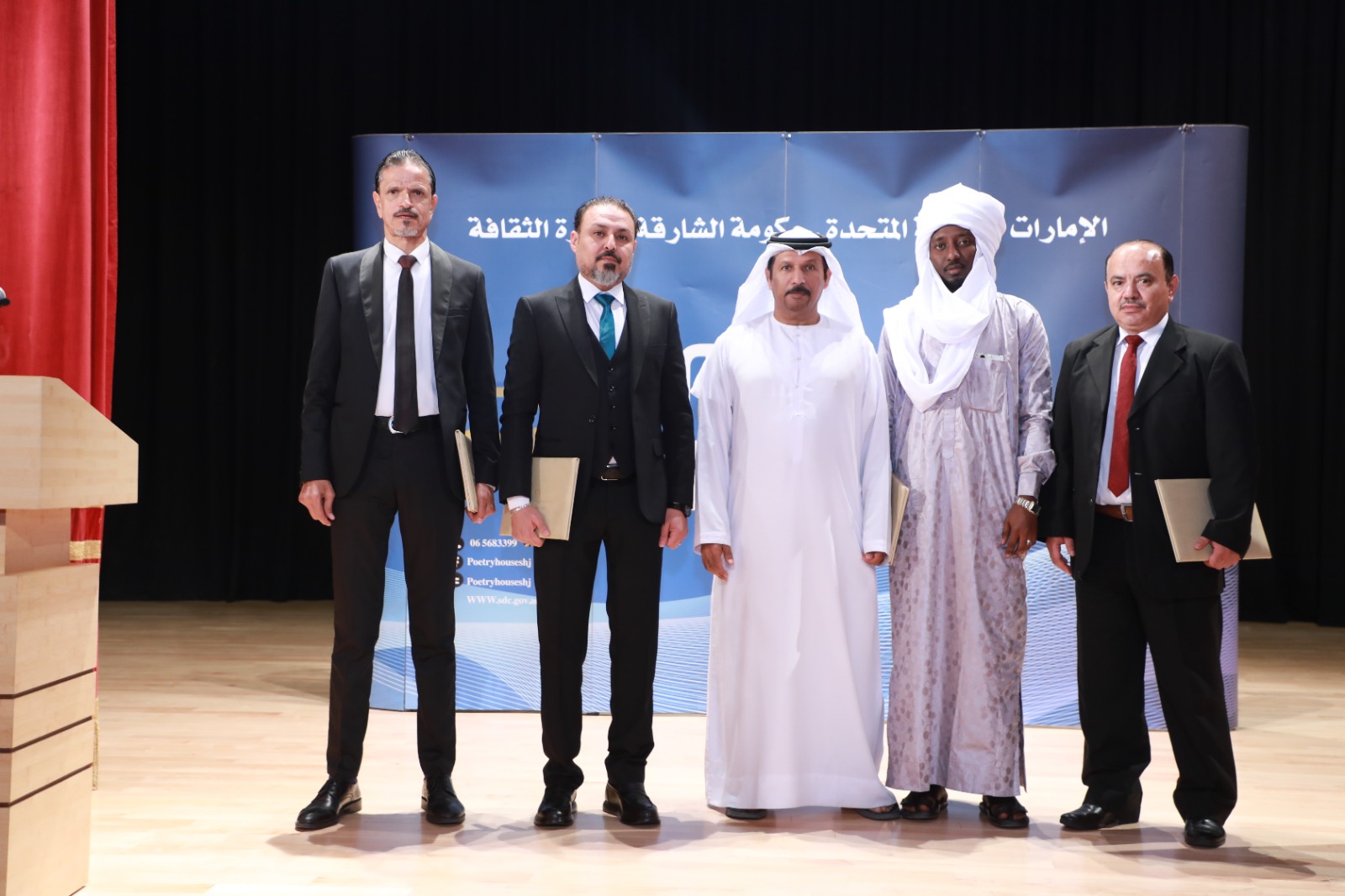 الشاعر محمد البريكى يكرم الشعراء الشاعر محمد البريكى يكرم الشعراء