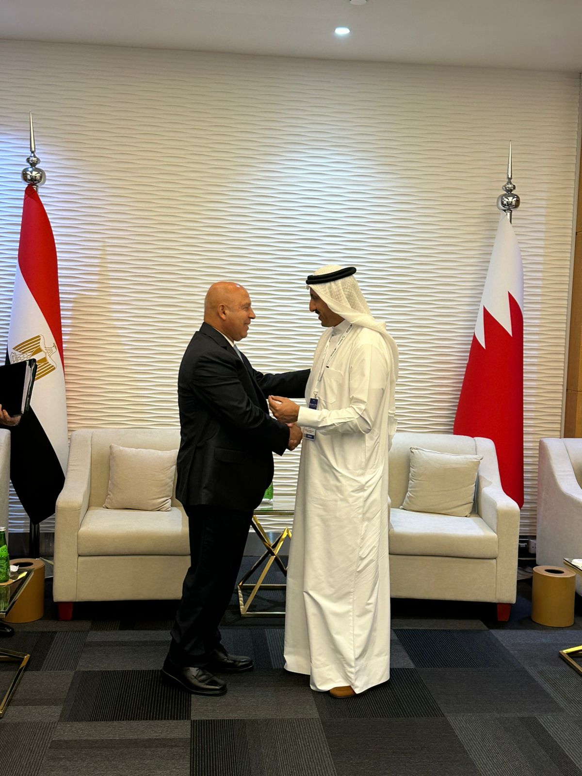 لقاء الفريق كامل الوزير ووزير النقل والمواصلات والاتصالات البحريني (2)