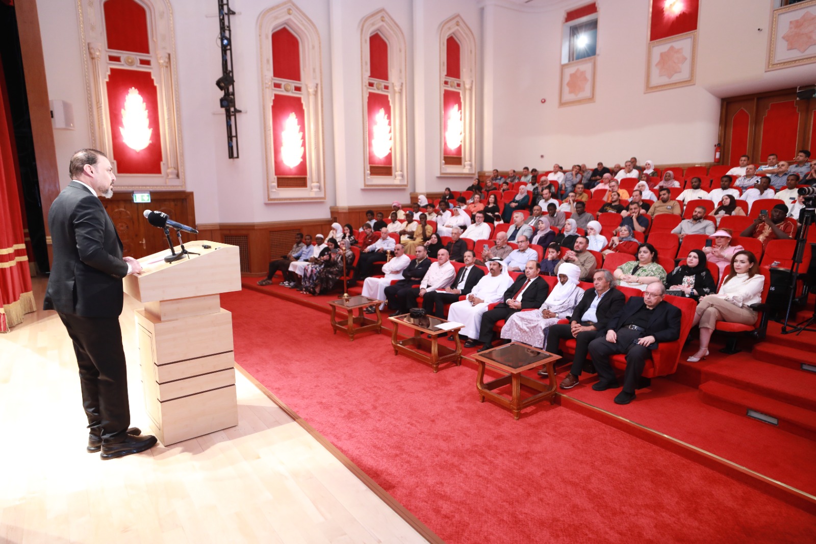 خلال الأمسية الشعرية خلال الأمسية الشعرية