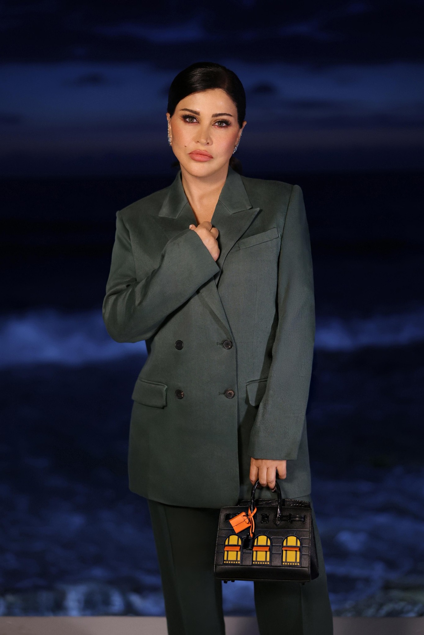 جومانا مراد فى جلسة تصوير بالبدلة الرجالى امام البحر جومانا مراد فى جلسة تصوير بالبدلة الرجالى امام البحر