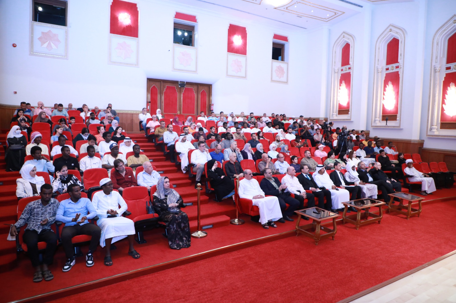 جانب من الأمسية الشعرية جانب من الأمسية الشعرية