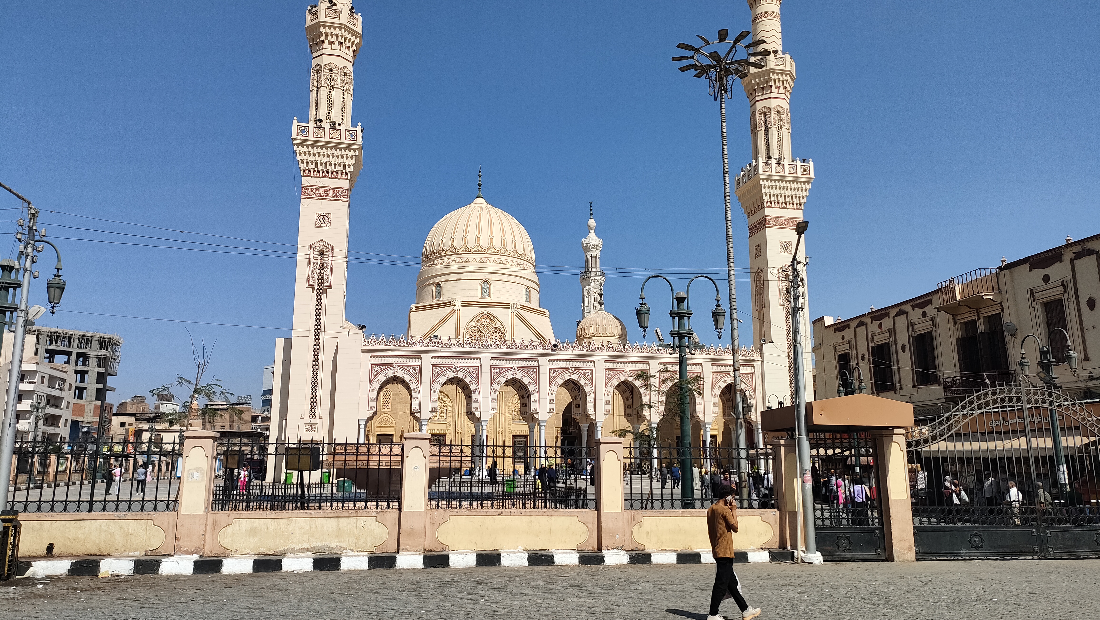 الإنتهاء من واجهة المنزل الإنتهاء من واجهة المنزل