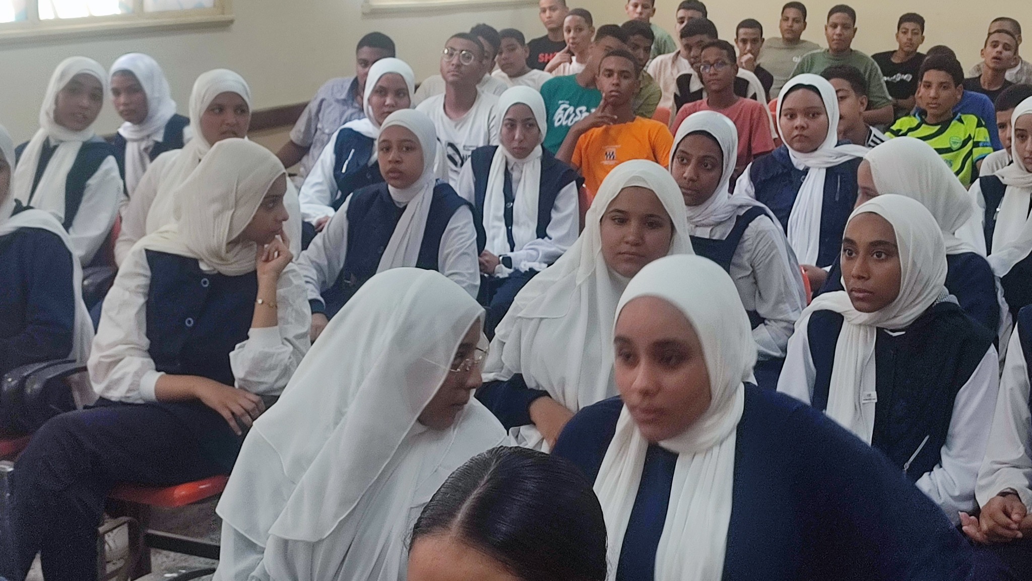 الفتيات بلقاء مع 250 طالب بالثانوية العامة في أرمنت حول نظام البكالوريا الفتيات بلقاء مع 250 طالب بالثانوية العامة في أرمنت حول نظام البكالوريا