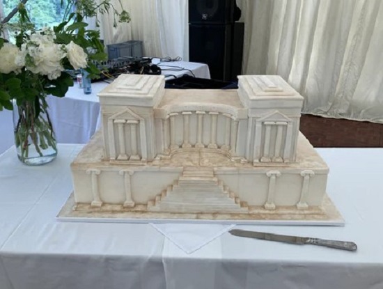 كعكة على هيئة منزل