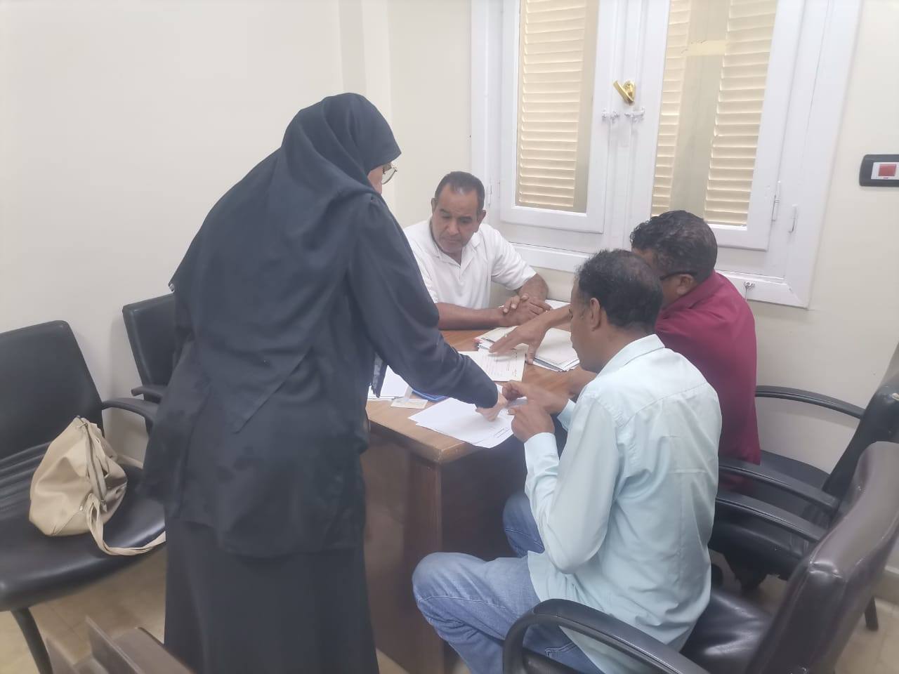 إنهاء عقود الملكية النهائية لوحدات الاسكان الشعبي بمنطقة رواج وحي الزهور