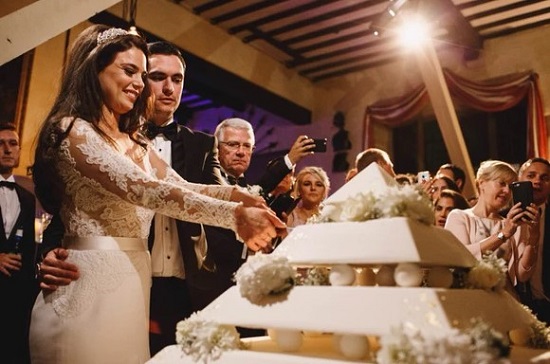 كعكة على هيئة هرم