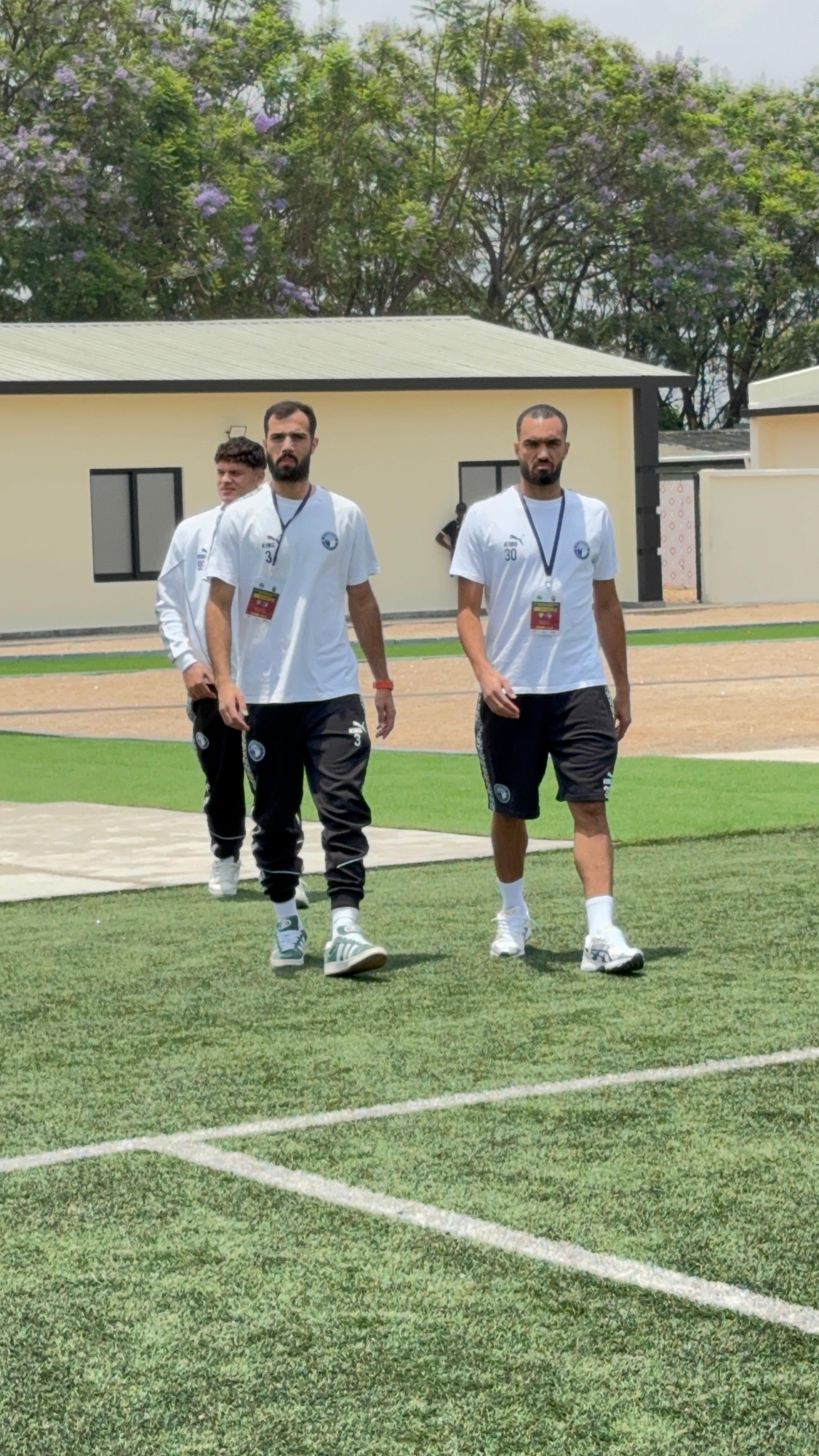 لاعبو بيراميدز فى ارضية الملعب