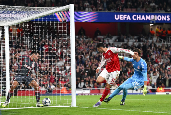 جابرييل مارتينيلي يسجل الهدف الأول