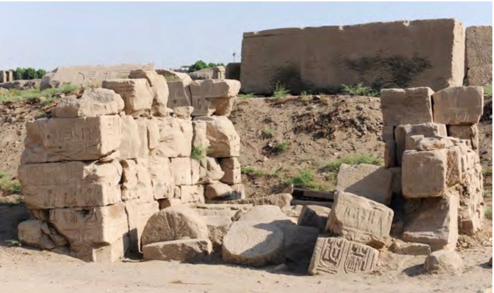 صورة قديمة توضح اجزاء البوابة المختلفة في حالة انهيار