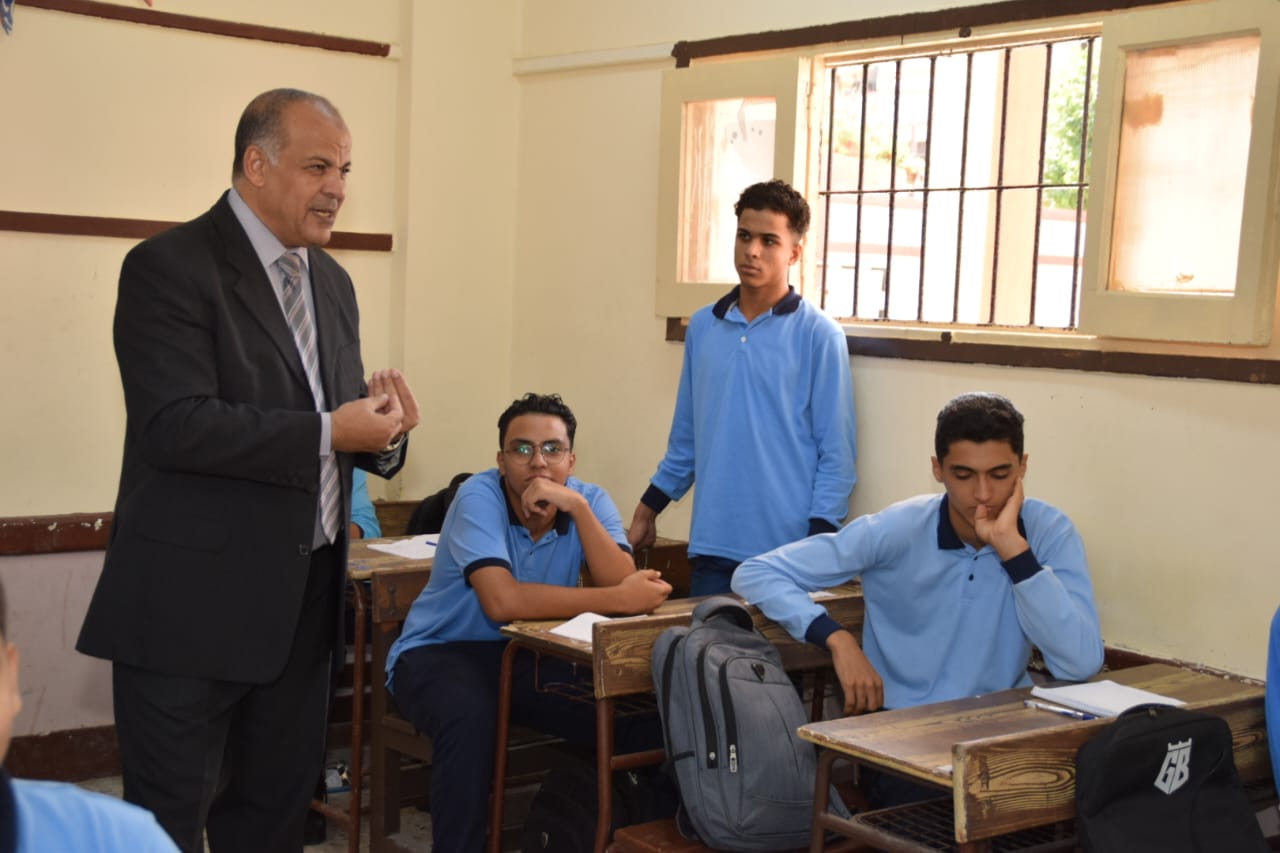 مدير التعليم يناقش الطلاب