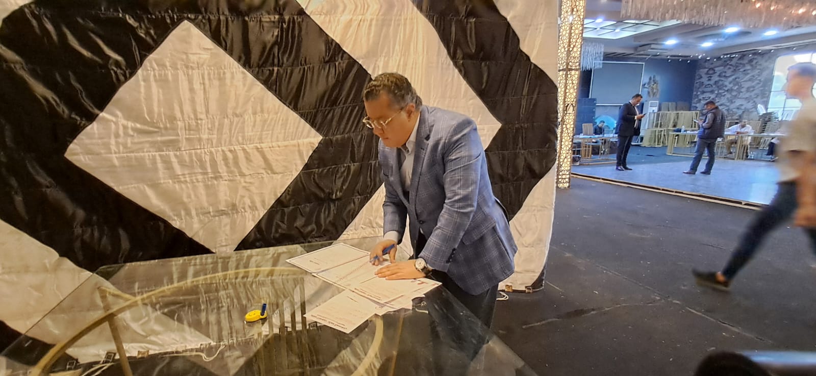 خلال الإدلاء بصوته