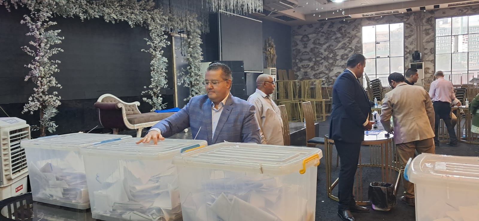 مدير مستشفيات بنها الجامعية يدلي بصوته