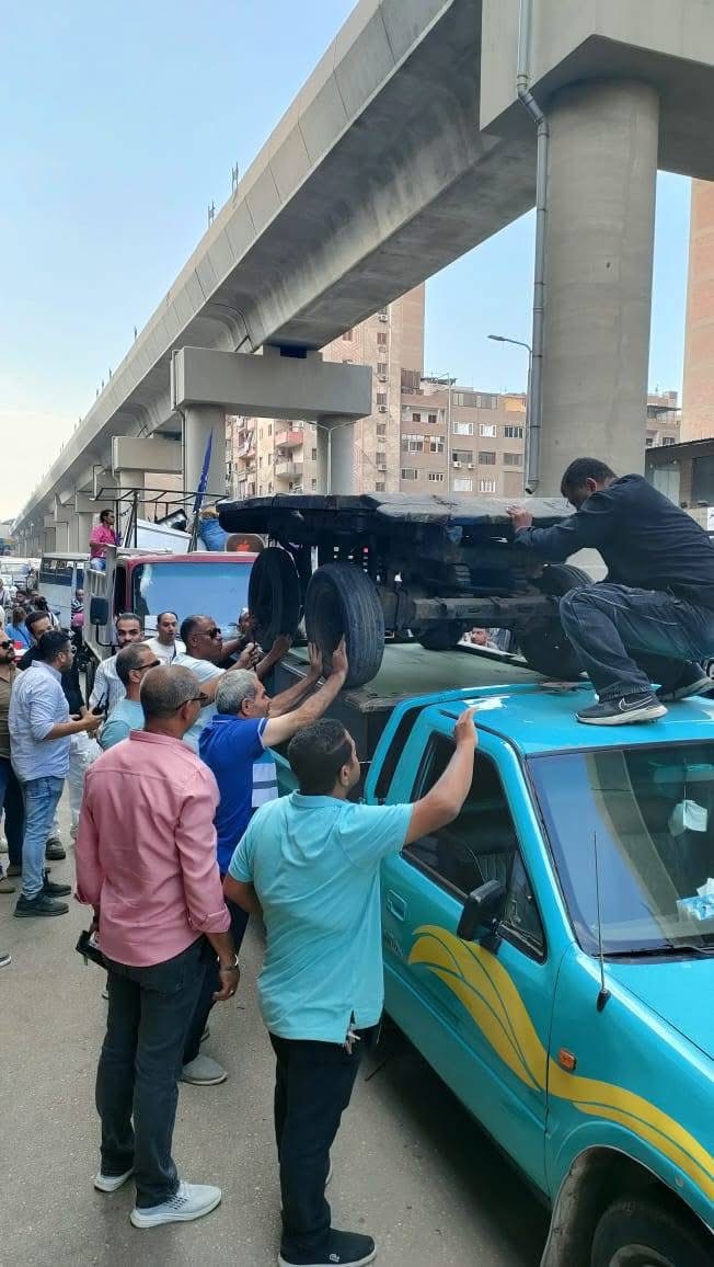 محافظة الجيزة تضبط تروسيكلات وعربات كارو لفرز وإلقاء المخلفات بالطريق العام