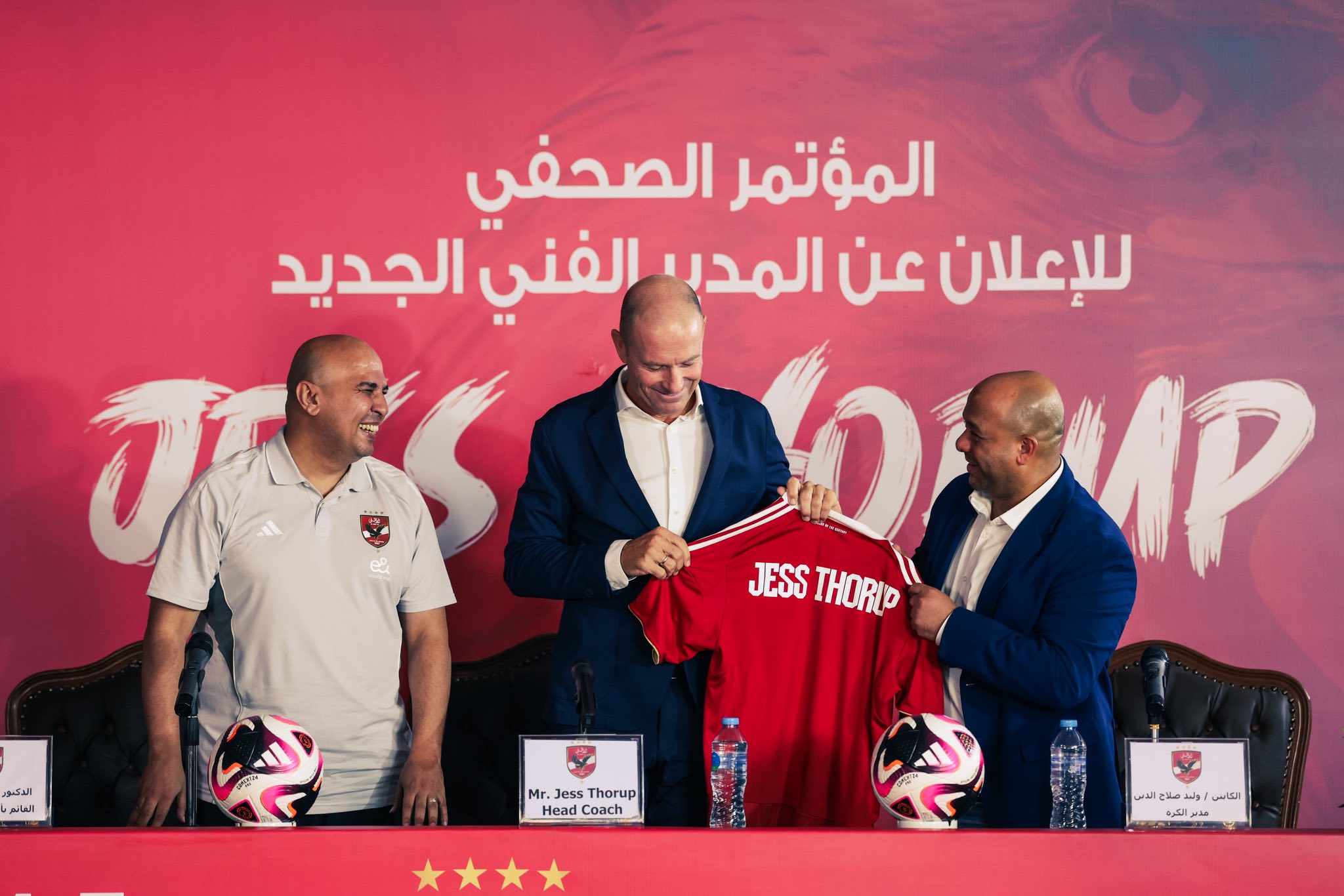 تيشيرت الاهلي هديقة للمدرب الجديد تيشيرت الاهلي هديقة للمدرب الجديد