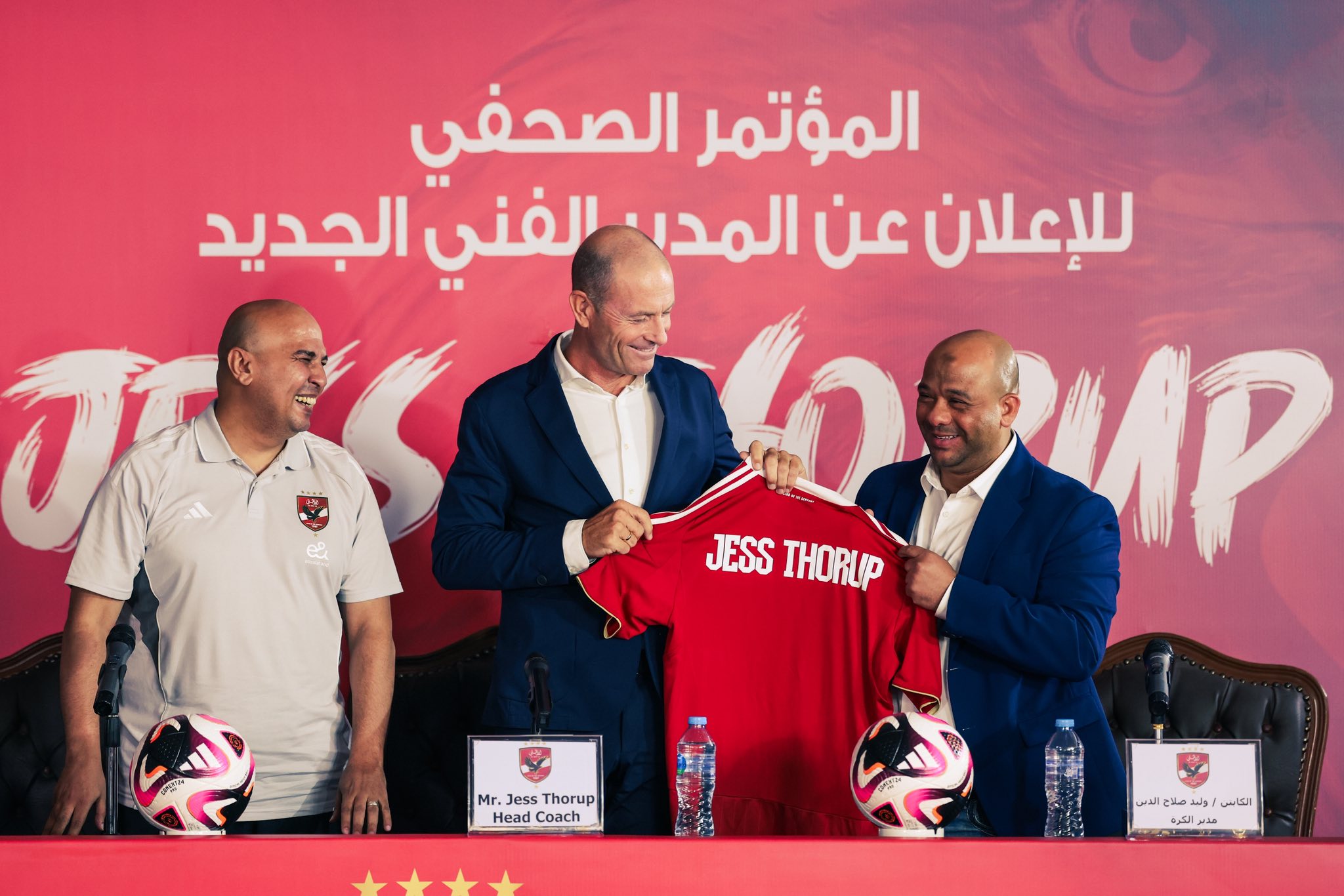 ابتسامة مدرب الأهلي الجديد ابتسامة مدرب الأهلي الجديد