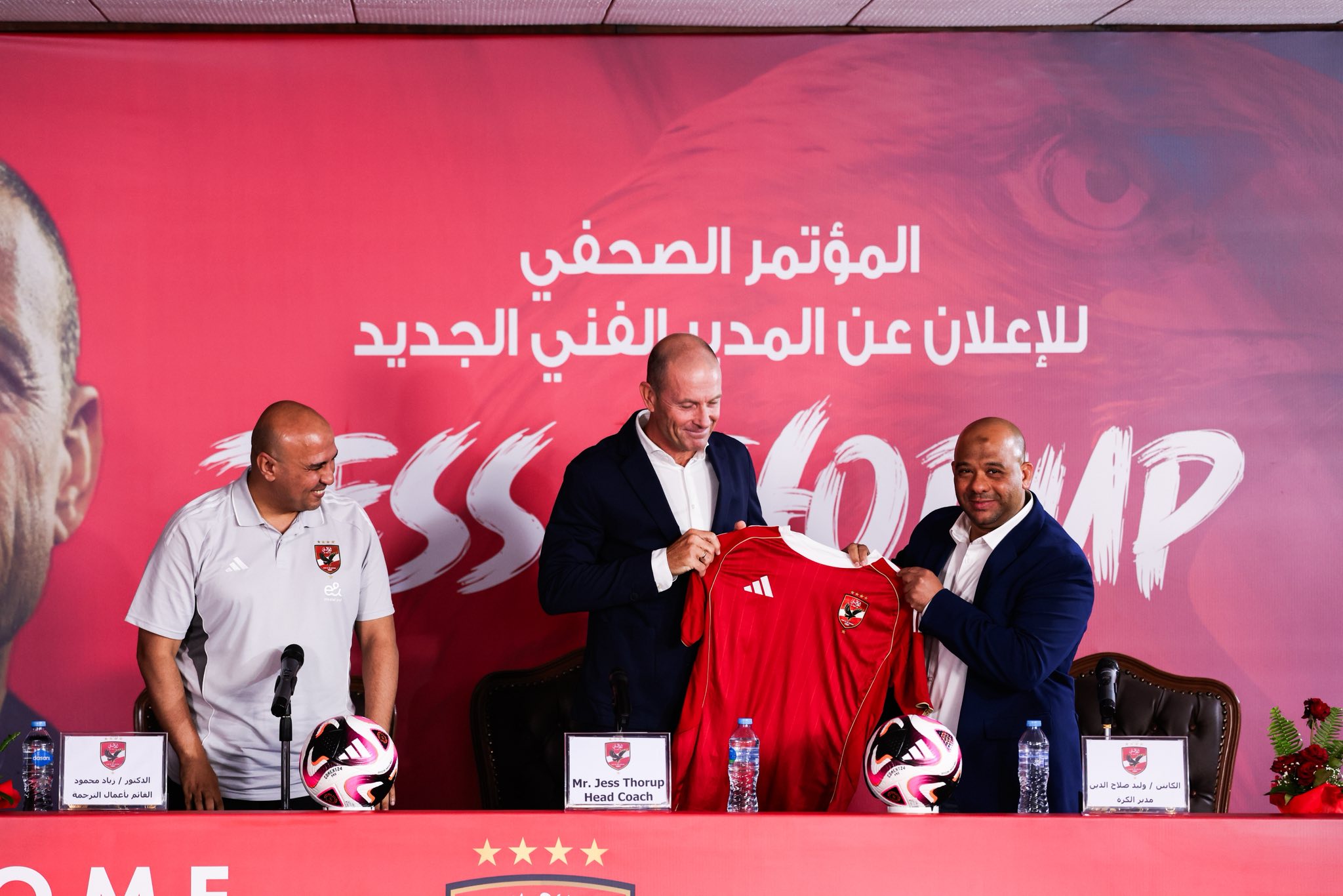 وليد يهدي مدرب الأهلي التيشيرت وليد يهدي مدرب الأهلي التيشيرت