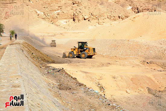 ازالة-المعوقات-بمخرات-السيول--(5)