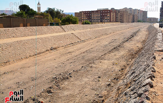 ازالة-المعوقات-بمخرات-السيول--(3)