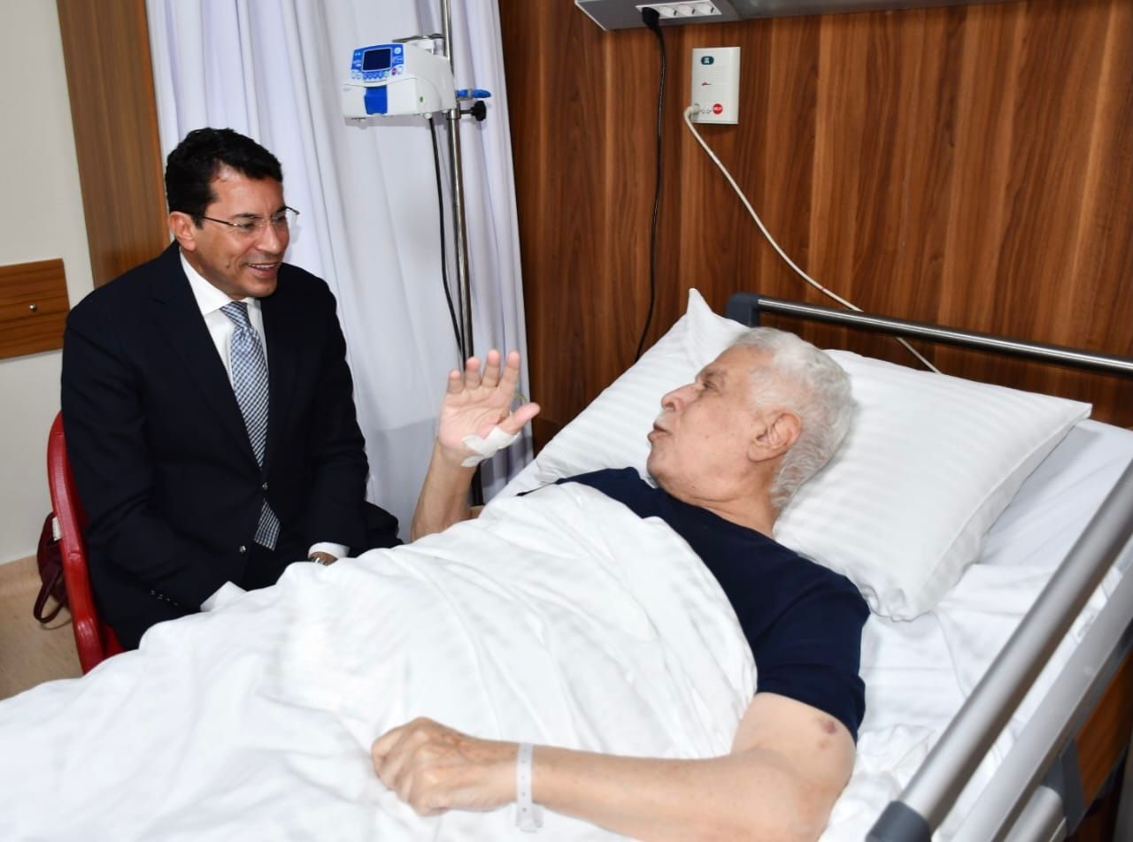 وزير الرياضة خلال زيارة حسن شحاتة