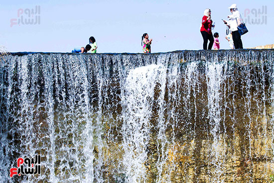 توافد السياح على الشلالات