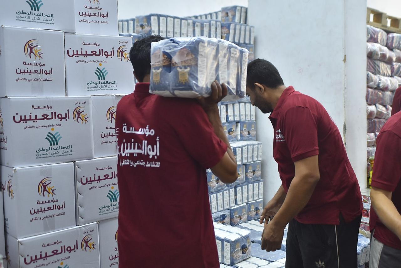 تجهيز قافلة مساعدات لغزة  (4)