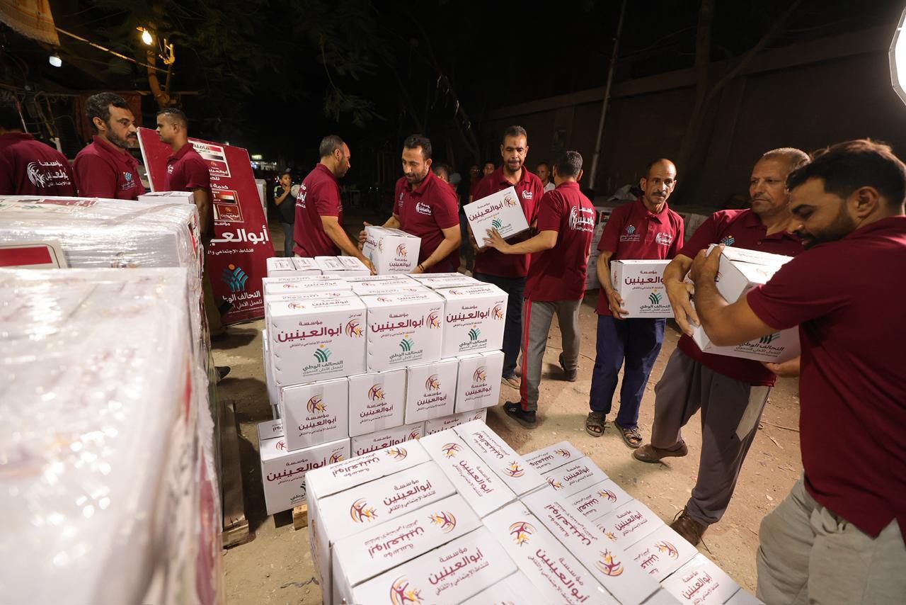 تجهيز قافلة مساعدات لغزة  (3)