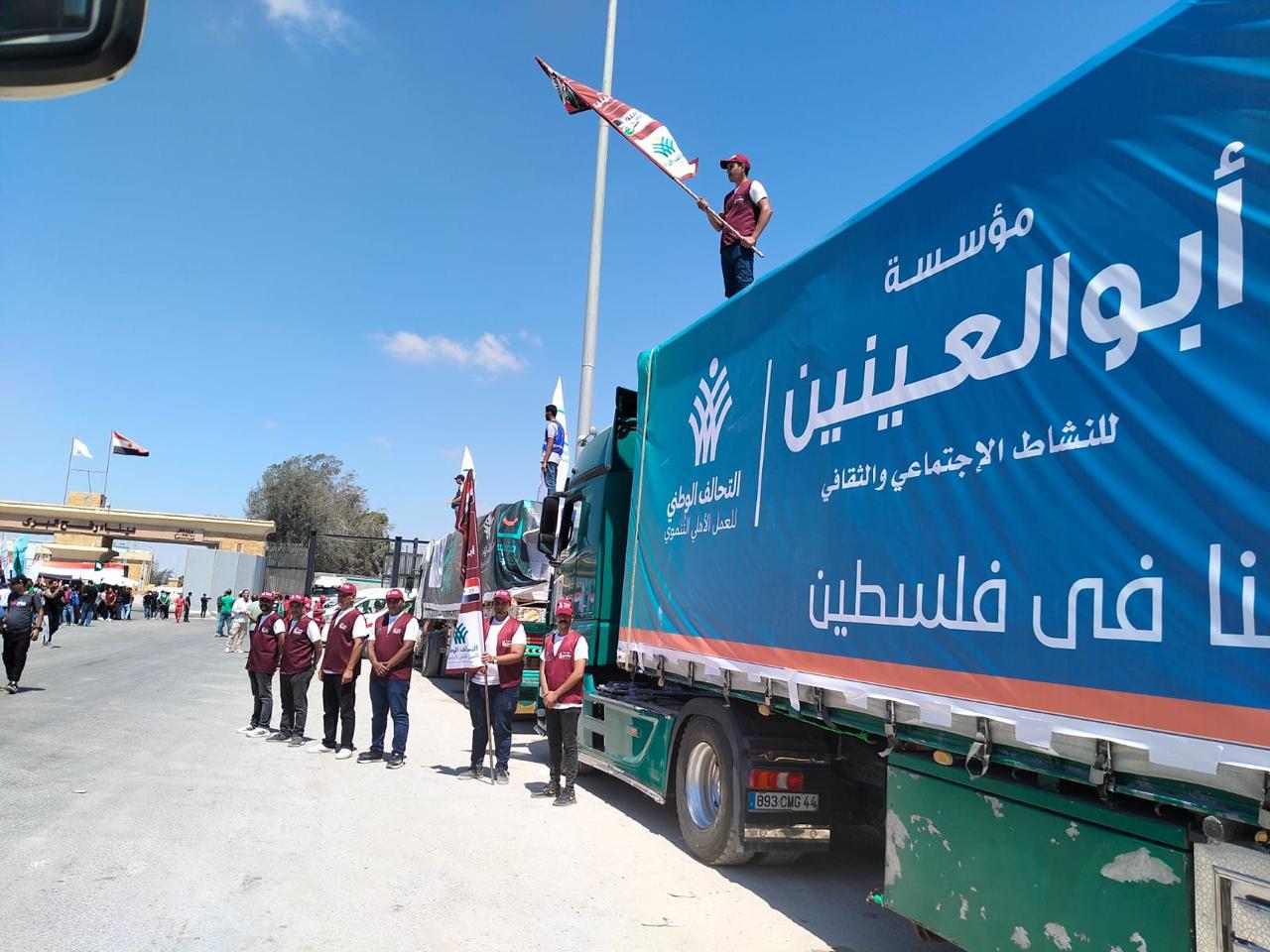 تجهيز قافلة مساعدات لغزة  (1)