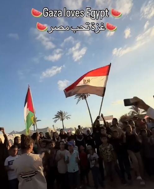 أعلام مصر وفلسطين جنبا إلى جنب