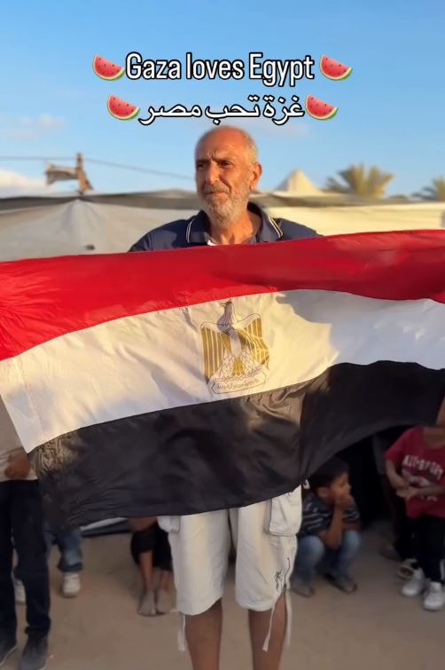 فلسطيني يحمل علم مصر