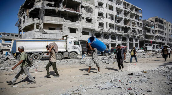 عودة الأهالى الى منازلهم المدمرة