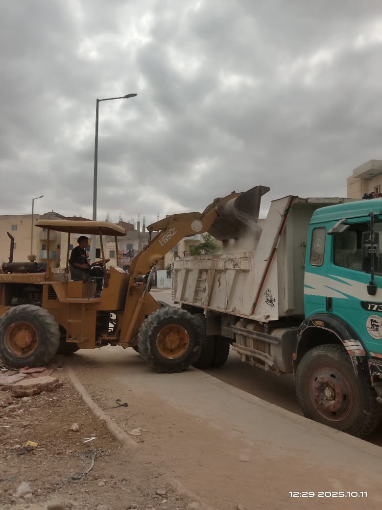 رفع المخلفات من شوارع مدينة العاشر من رمضان (2)