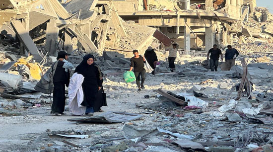 أهالى خان يونس يعودون الى منازلهم