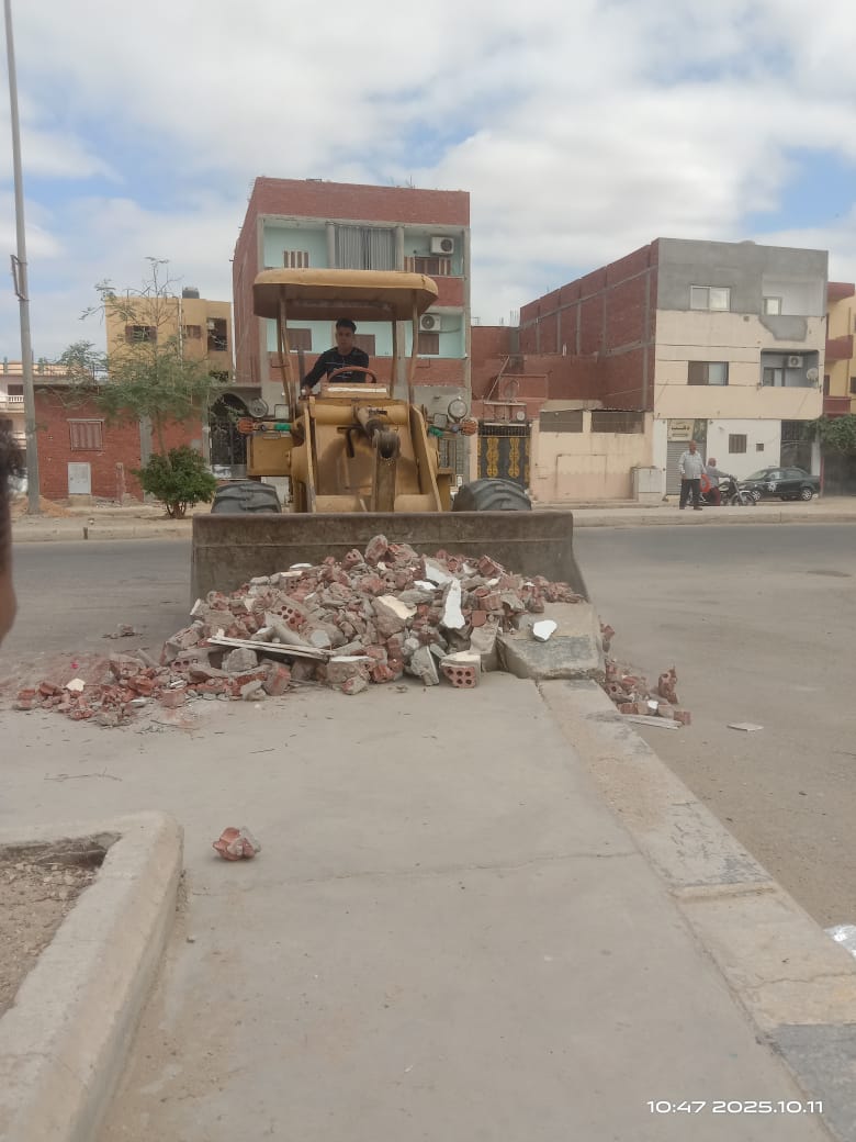 رفع المخلفات من شوارع مدينة العاشر من رمضان (1)