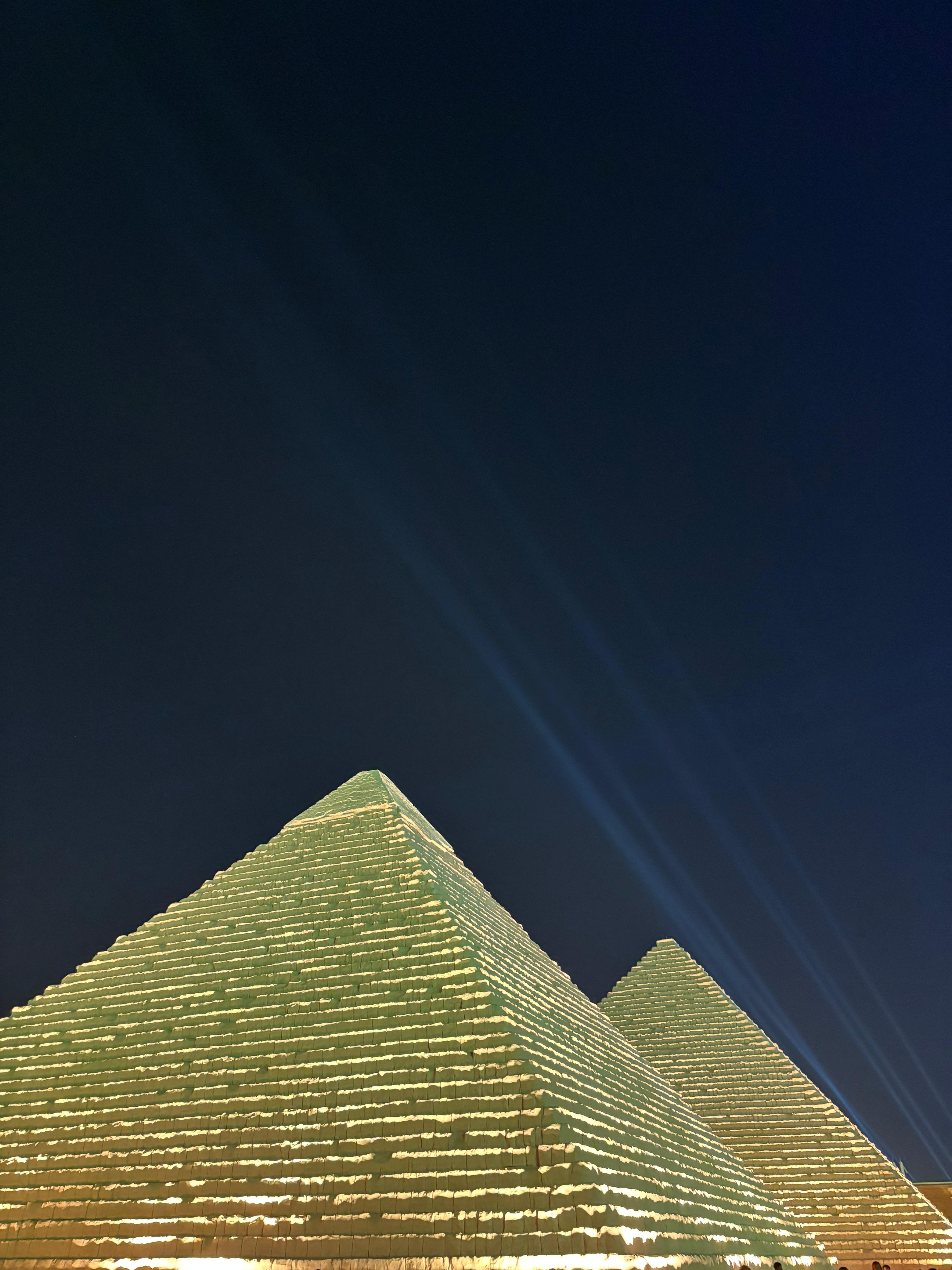 الاهرامات في بوليفارد وورلد