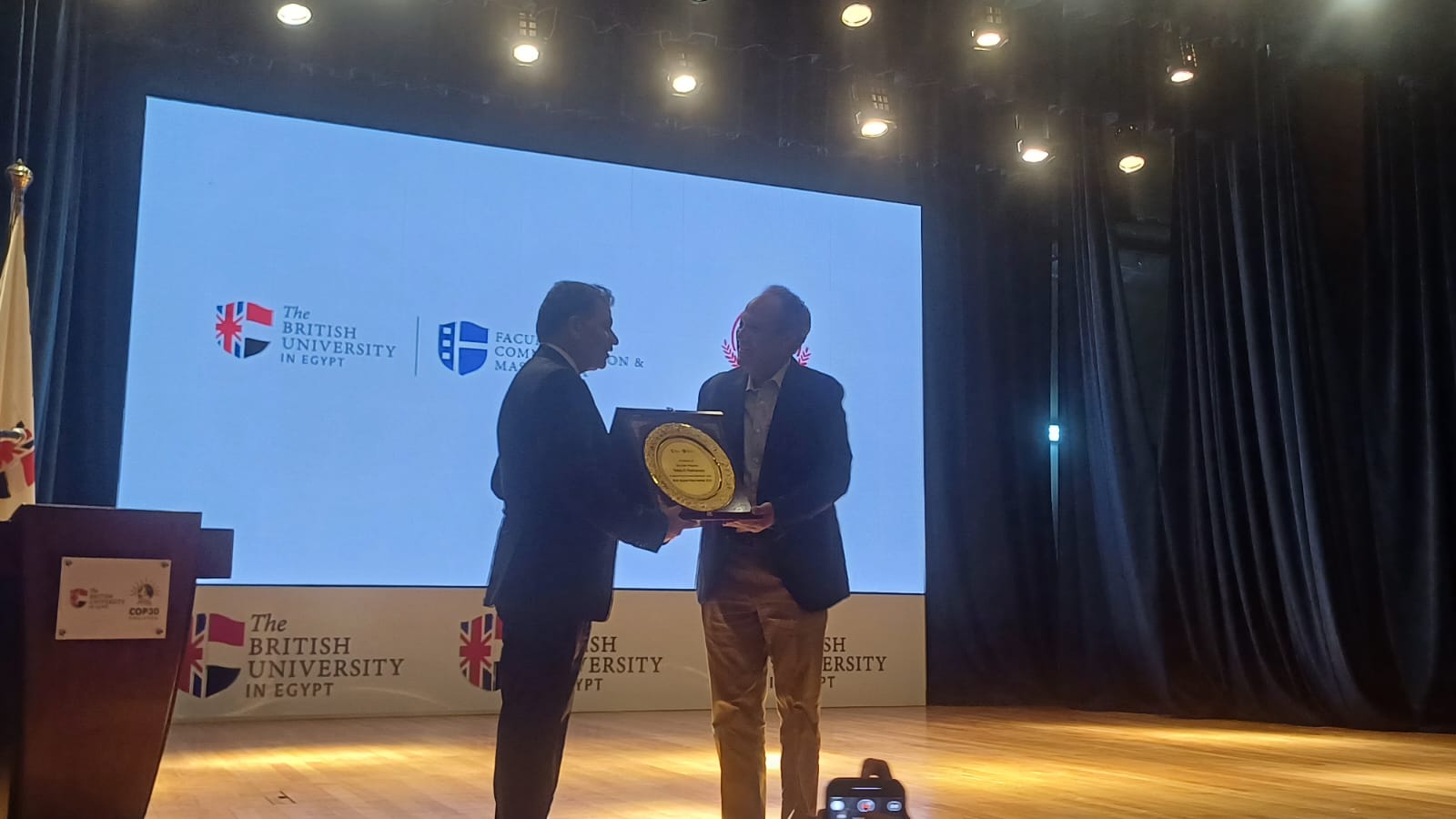 شادى الفخراني يتسلم تكريم يحيي الفخرانى (3)