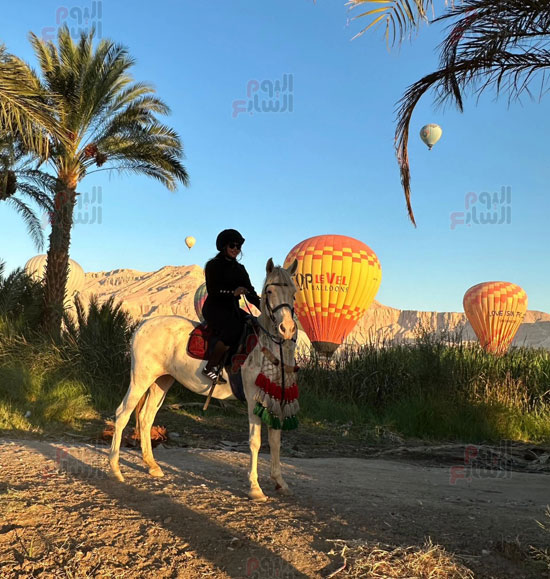 بهجة-سائحة-أجنبية-على-الخيول-وسط-رحلات-البالون-الطائر بهجة-سائحة-أجنبية-على-الخيول-وسط-رحلات-البالون-الطائر
