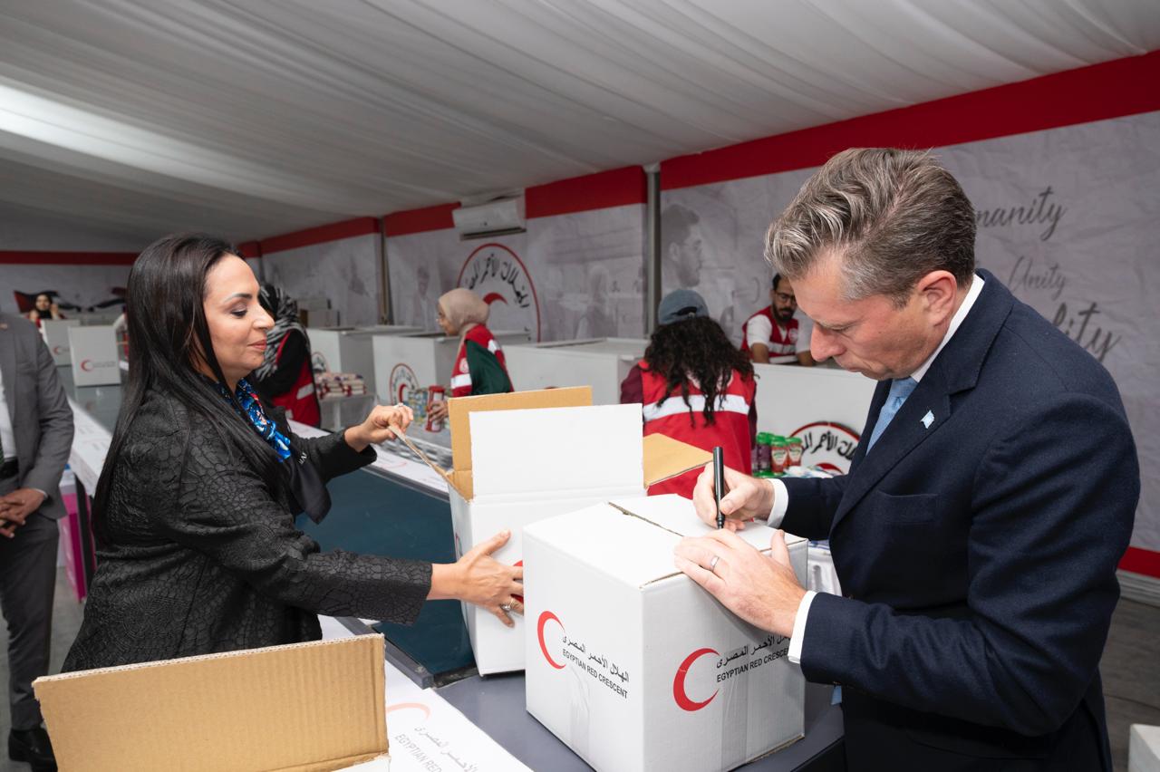 واستعرضت وزيرة التضامن الاجتماعي نائبة رئيس الهلال الأحمر المصري الجهود الإنسانية والإغاثية التي قام بها الهلال الأحمر المصري (9)