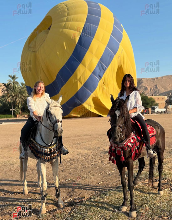سحر-الخيل-وسط-البالون-الطائر-متعة-مبهجة-لسياح-العالم-في-غرب-الأقصر سحر-الخيل-وسط-البالون-الطائر-متعة-مبهجة-لسياح-العالم-في-غرب-الأقصر