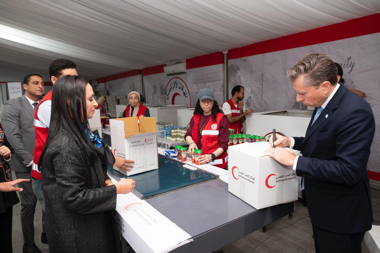 واستعرضت وزيرة التضامن الاجتماعي نائبة رئيس الهلال الأحمر المصري الجهود الإنسانية والإغاثية التي قام بها الهلال الأحمر المصري (8)