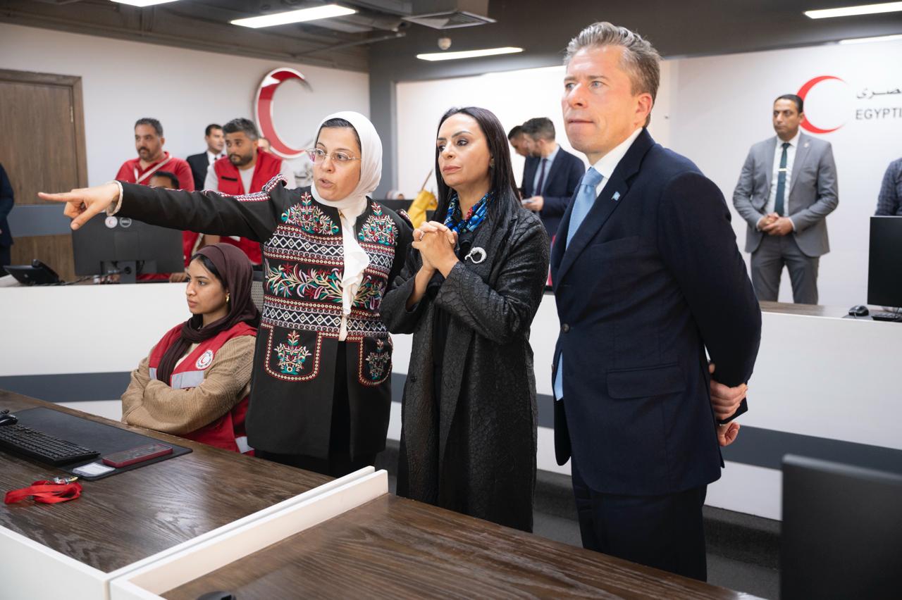 واستعرضت وزيرة التضامن الاجتماعي نائبة رئيس الهلال الأحمر المصري الجهود الإنسانية والإغاثية التي قام بها الهلال الأحمر المصري (4)